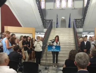 Με το «ζήτω η Μακεδονία» της Κόλλια Τζαρουχά ολοκληρώθηκε η αλλαγή φρουράς στο υπουργείο Μακεδονίας Θράκης (βίντεο)